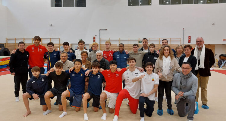 La concejala, Almudena Maíllo, en su visita al pabellón de gimnasia artística del Centro Deportivo Municipal San Blas