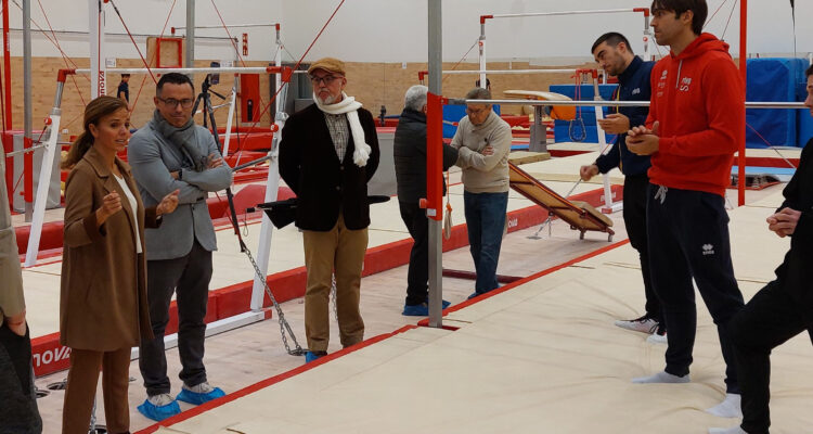 La concejala, Almudena Maíllo, en su visita al pabellón de gimnasia artística del Centro Deportivo Municipal San Blas