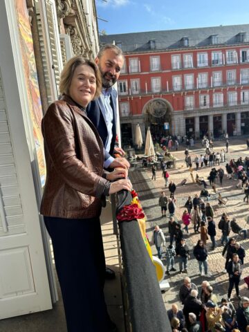 La delegada de Cultura, Turismo y Deporte, Marta Rivera de la Cruz, acompañada del concejal de Centro, Carlos Segura, durante el Certamen de Tunas Villa de Madrid