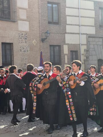 Tuna tocando durante el Certamen de Tunas Villa de Madrid