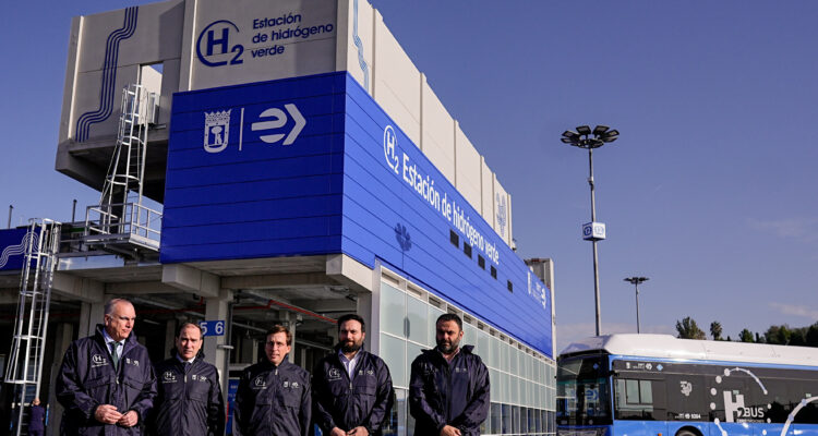 Almeida, Carabante y Niño en el Centro de Operaciones de EMT Madrid