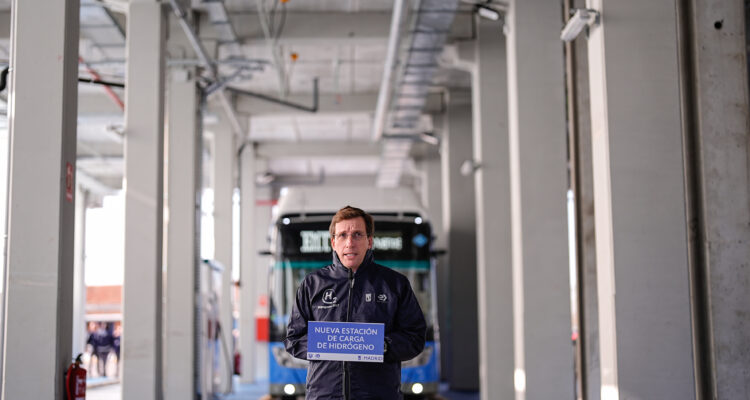 Almeida en el Centro de Operaciones de EMT Madrid