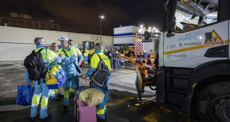 Operarios de limpieza salen hacia Valencia