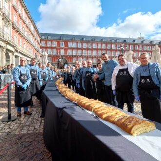 Reposteros con la gran corona de la Plaza Mayor