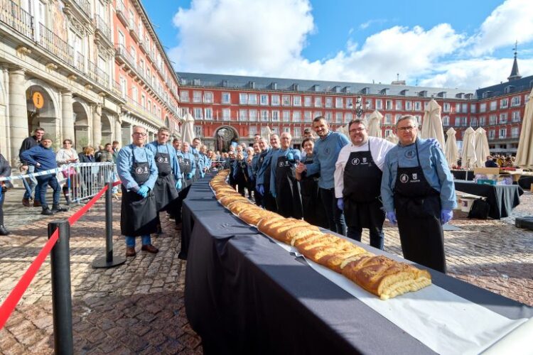 Reposteros con la gran corona de la Plaza Mayor