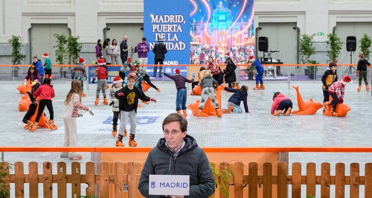 Almeida en la inauguración de la pista de hielo de Cibeles