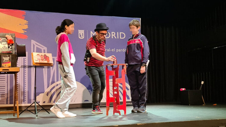 Alumnos de centros escolares del distrito en el espectáculo de magia del evento
