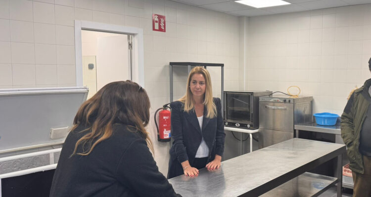 La concejala del distrito, Nadia Álvarez, durante la visita al CMM Ascao