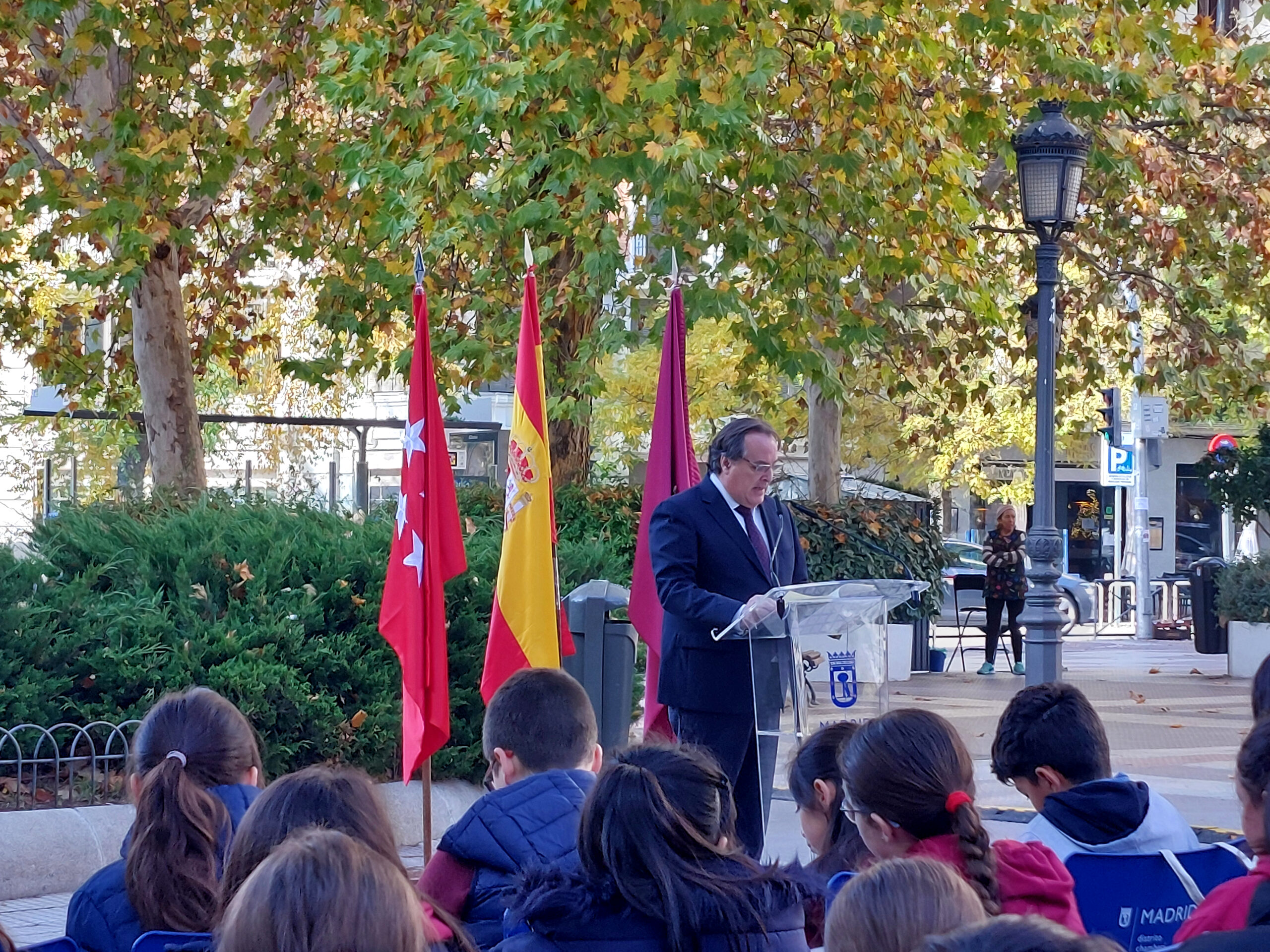 El concejal de Chamberí, Jaime González Taboada, en la lectura pública de la Constitución por el 46º aniversario de la Carta Magna