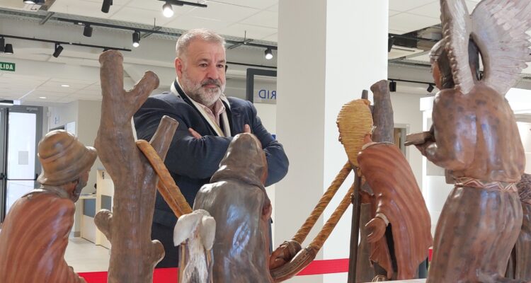 El concejal del distrito, Ángel Ramos, visitando la exposición