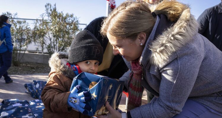 La vicealcaldesa de Madrid y alcaldesa en funciones, Inma Sanz, durante la entrega de juguetes a los niños alojados en el Centro de Emergencia Temporal Las Caracolas