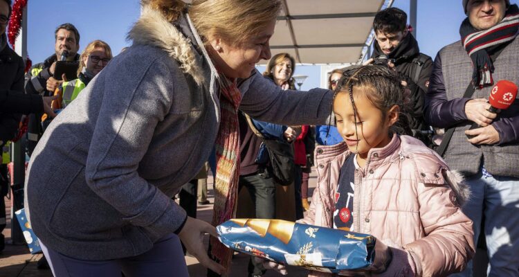 La vicealcaldesa de Madrid y alcaldesa en funciones, Inma Sanz, durante la entrega de juguetes a los niños alojados en el Centro de Emergencia Temporal Las Caracolas