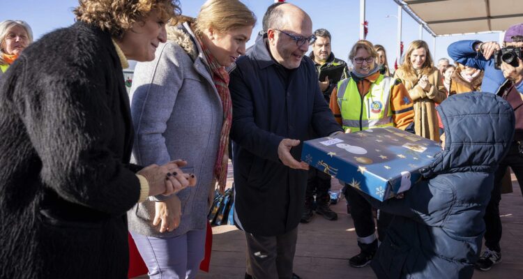 La vicealcaldesa de Madrid y alcaldesa en funciones, Inma Sanz, acompañada del delegado de Políticas Sociales, Familia e Igualdad, José Fernández, durante la entrega de juguetes a los niños alojados en el Centro de Emergencia Temporal Las Caracolas