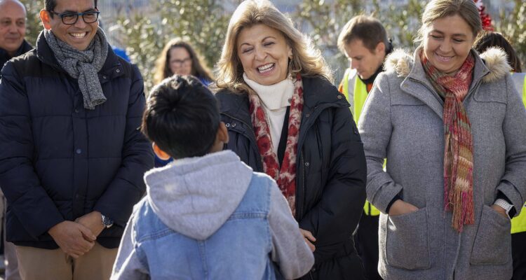 La vicealcaldesa de Madrid y alcaldesa en funciones, Inma Sanz, acompañada de la delegada de Economía, Innovación y Hacienda, Engracia Hidalgo, y del concejal de Villaverde, Orlando Chacón, durante la entrega de juguetes a los niños alojados en el Centro de Emergencia Temporal Las Caracolas