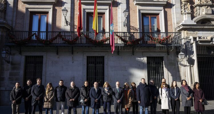 Sanz preside el minuto de silencio por el asesinato de una vecina de Usera