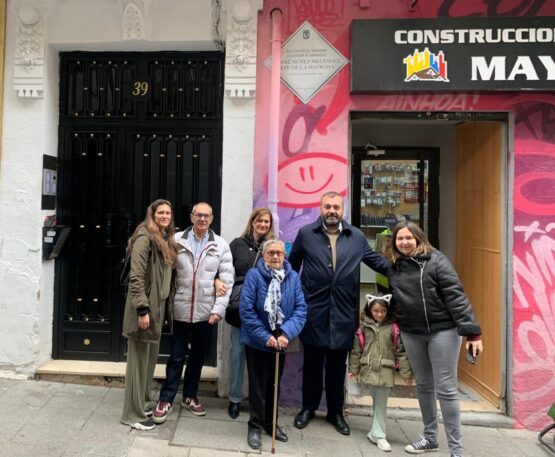 Familiares y el concejal de Centro, Carlos Segura, posando debajo de la placa a Pepe de la Matrona
