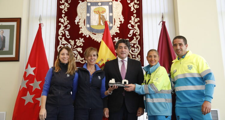 El concejal del distrito, David Pérez, con los premiados