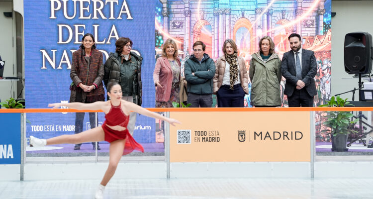 Almeida inaugurando la pista de hielo de Cibeles