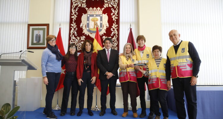 El concejal del distrito, David Pérez, con los premiados