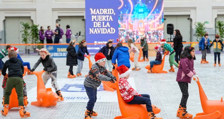 Los niños del colegio invitado inaugurando la pista de hielo de Cibeles