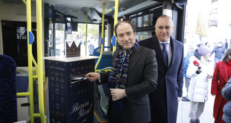 El delegado de Urbanismo, Medio Ambiente y Movilidad, Borja Carabante, y el Director Gerente de EMT Madrid, Alfonso Sánchez Vicente, en el autobús de la Navidad de EMT Madrid