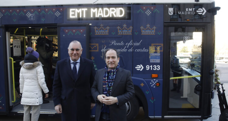 El delegado de Urbanismo, Medio Ambiente y Movilidad, Borja Carabante, y el Director Gerente de EMT Madrid, Alfonso Sánchez Vicente, junto al autobús de la Navidad de EMT Madrid