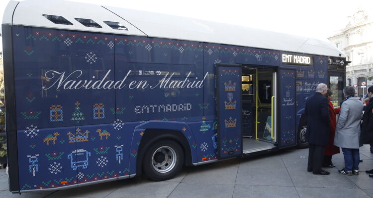 El autobús de la Navidad de EMT Madrid que recoge las cartas dirigidas a los Reyes Magos