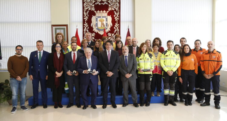 El concejal del distrito, David Pérez, con los premiados