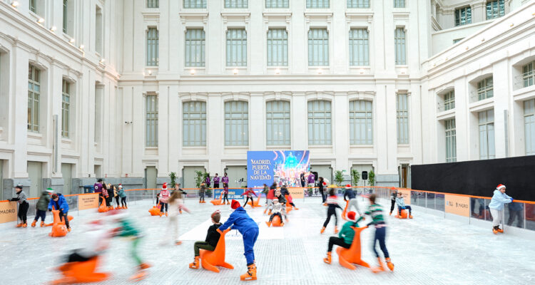 El grupo de niños inauguran la pista de hielo de Cibeles