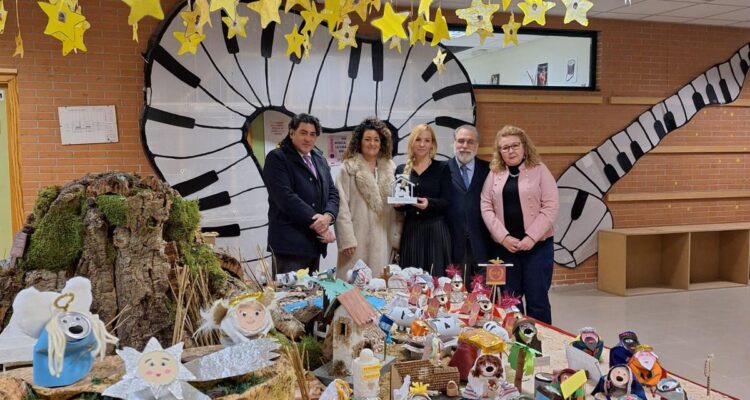 El concejal David Pérez junto al belén del CEIP Adolfo Suarez