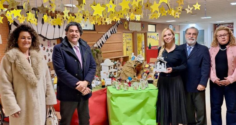 El concejal David Pérez junto al belén del CEIP Adolfo Suarez