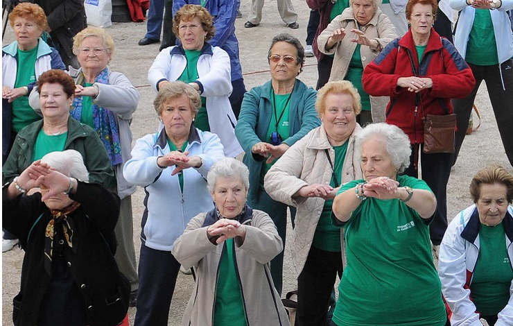 Foto de archivo. Un grupo de mayores realizan ejercicio público en uno de los programas municipales de promoción del envejecimiento sano