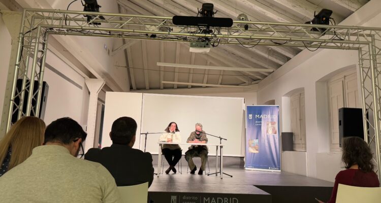 Carmen Ladrón de Guevara y el artista Luis Cañizares en un momento de la conferencia