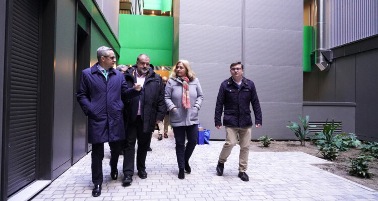 La vicealcaldesa, Inma Sanz, acompañada del delegado de Políticas de Vivienda y presidente de EMVS Madrid, Álvaro González, y del concejal de Vicálvaro, Ángel Ramos, visita la promoción Cañaveral 5 en Vicálvaro