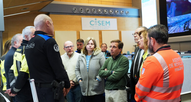 Almeida en el Centro Integral de Seguridad y Emergencias (CISEM), desde donde ha felicitado la Navidad a los efectivos municipales de guardia