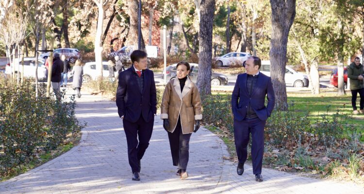 El delegado de Urbanismo, Medio Ambiente y Movilidad, Borja Carabante, junto al concejal delegado de Limpieza y Zonas Verdes, José Antonio Martínez Páramo, y la concejala de San Blas-Canillejas, Almudena Maíllo, en su visita al Parque Paraíso.