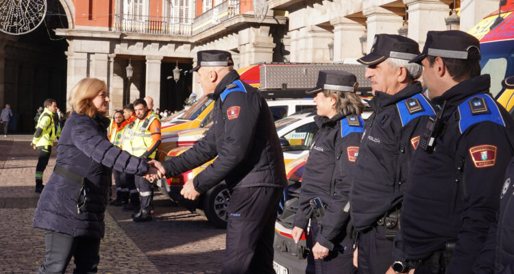 La vicealcaldesa y delegada de Seguridad y Emergencias, Inma Sanz, saluda a los mandos de Policía Municipal en la plaza Mayor tras hacer balance del dispositivo de Navidad