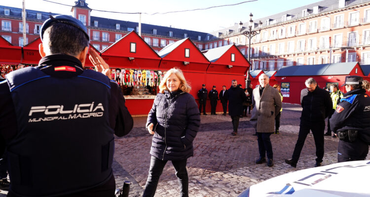 La vicealcaldesa y delegada de Seguridad y Emergencias, Inma Sanz, en la plaza Mayor tras su reunión con los mandos de Policía Municipal y SAMUR-Protección Civil