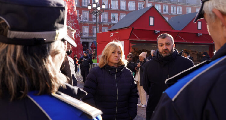 La vicealcaldesa y delegada de Seguridad y Emergencias, Inma Sanz, acompañada del concejal de Centro, Carlos Segura, saluda a los mandos de Policía Municipal y SAMUR-Protección Civil en la plaza Mayor tras hacer balance del dispositivo de Navida