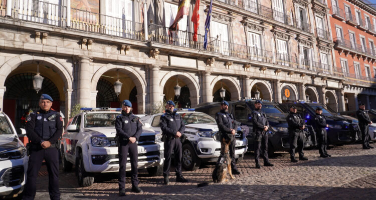 Agentes de la Policía Municipal en la plaza Mayor