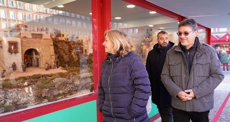 Visita de la vicealcaldesa, Inma Sanz, acompañada del concejal de Centro, Carlos Segura, al belén de la plaza Mayor