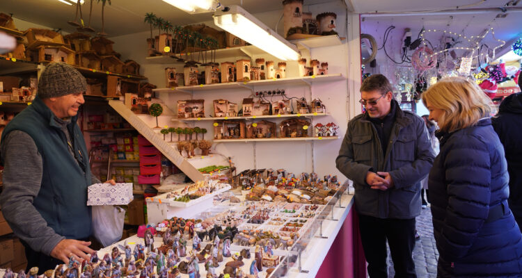 La vicealcaldesa, Inma Sanz, en el mercadillo navideño de la plaza Mayor