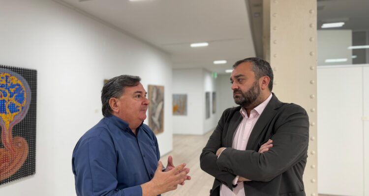 El concejal de distrito, Carlos Segura, conversa con el director del centro cultural Clara del Rey, Carlos Tejado