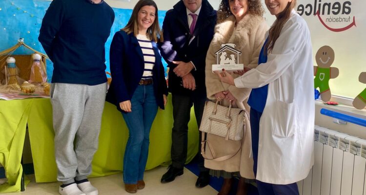 David Pérez entrega el premio a la Fundación Aenilce