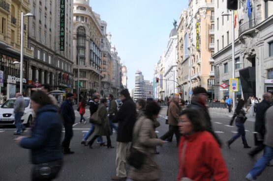 Personas cruzando un paso de peatones en Gran Vía