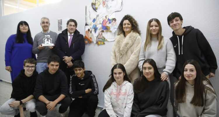 El concejal de Hortaleza, David Pérez, con los ganadores de la categoría belén más artístico e innovador, el IES Conde Orgaz