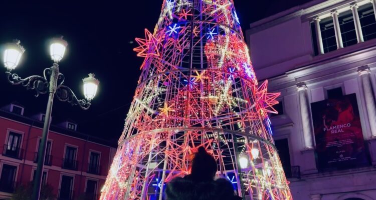 Persona ante un árbol navideño