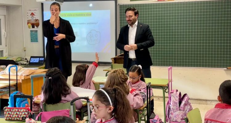 El concejal delegado de Innovación y Emprendimiento, Ángel Niño, participa en una sesión del programa 'Innovation School Box' en el Colegio Rafaela Ybarra