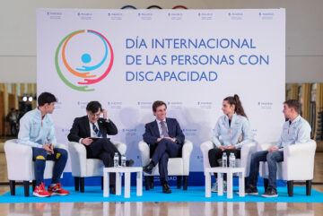 El alcalde de Madrid durante el coloquio con atletas paralímpicos con motivo del Día Internacional de las Personas con Discapacidad