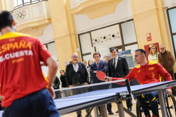 Exhibición de tenis de mesa adaptado en silla de ruedas durante el acto institucional por el Día Internacional de las Personas con Discapacidad